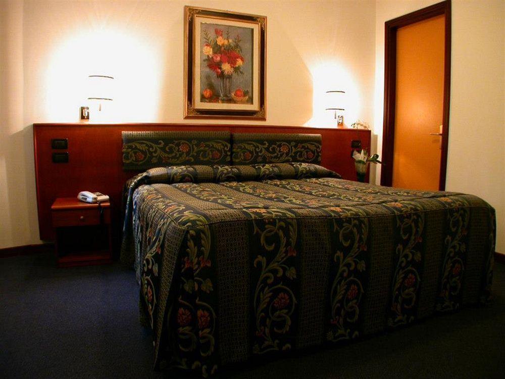 Hotel Cristallo Конельяно Экстерьер фото