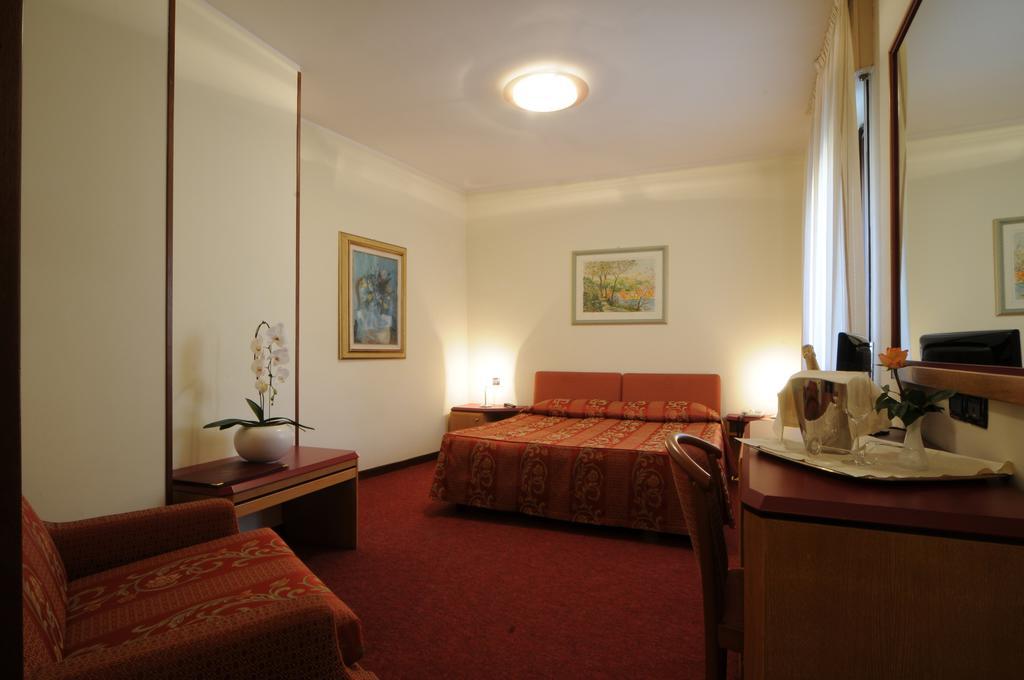 Hotel Cristallo Конельяно Экстерьер фото