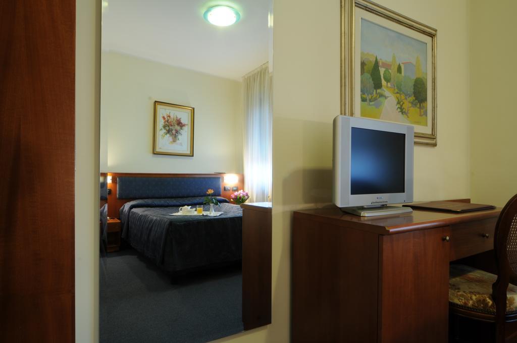 Hotel Cristallo Конельяно Экстерьер фото