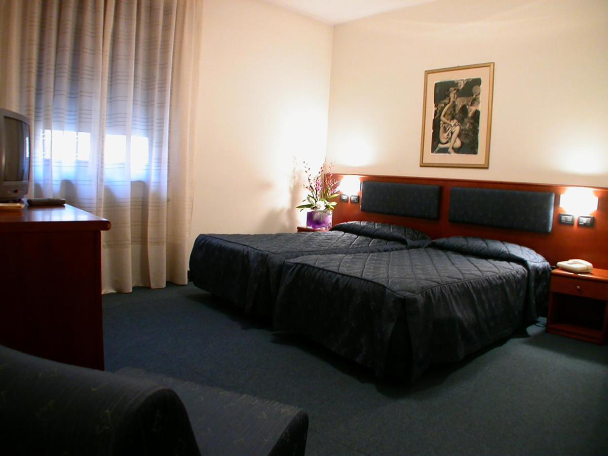 Hotel Cristallo Конельяно Номер фото